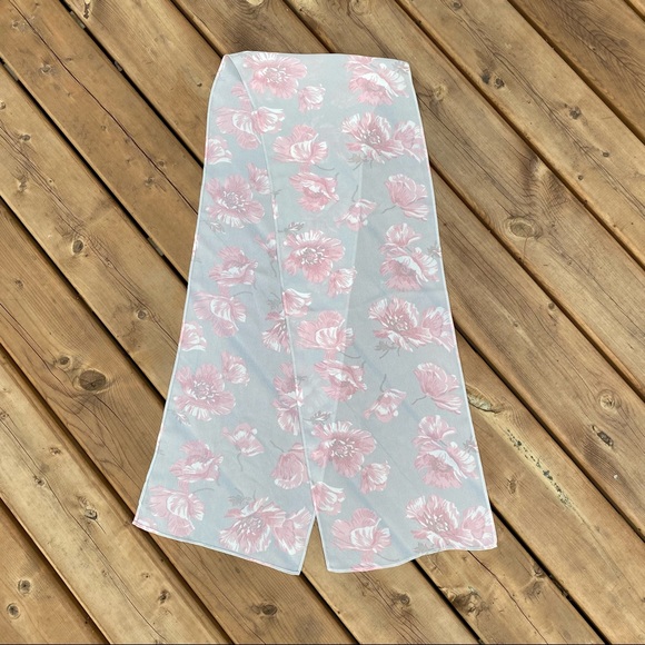 🌸Light floral scarf with muted tones. - Picture 3 of 3